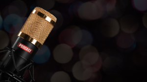 Złoty mikrofon z napisem Podcast na czarnym tle.